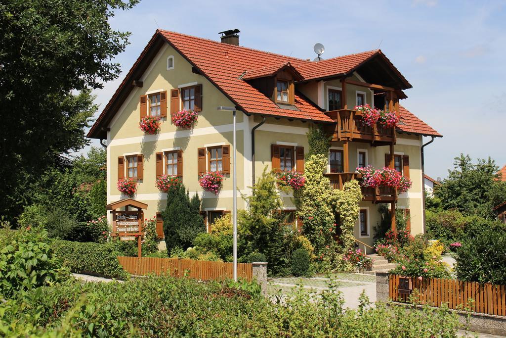 Gaeste-Haus Roesch Wiesent Екстериор снимка